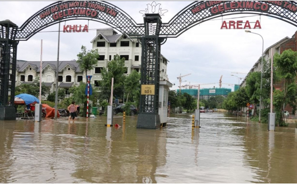 Bất động sản tuần qua: 'Biển nước' bao vây biệt thự, chung cư trăm triệu đồng/m2 tại Hà Nội, Chủ tịch Hà Đô và Vinaconex xin từ nhiệm, dự án của DOJI tại Hải Phòng có diễn biến mới