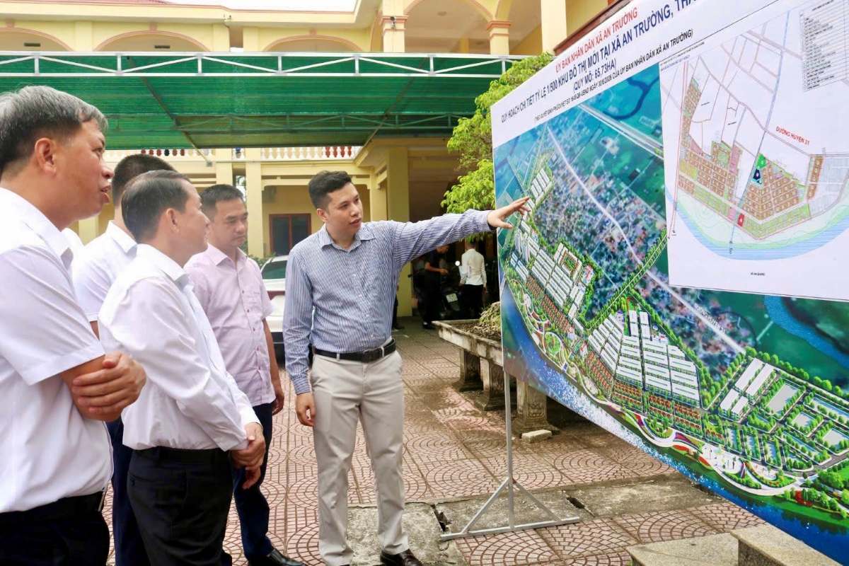 Các đại biểu nghiên cứu các phân khu quy hoạch khu đô thị mới An Trường. Ảnh: Cổng TTĐT Hải Phòng