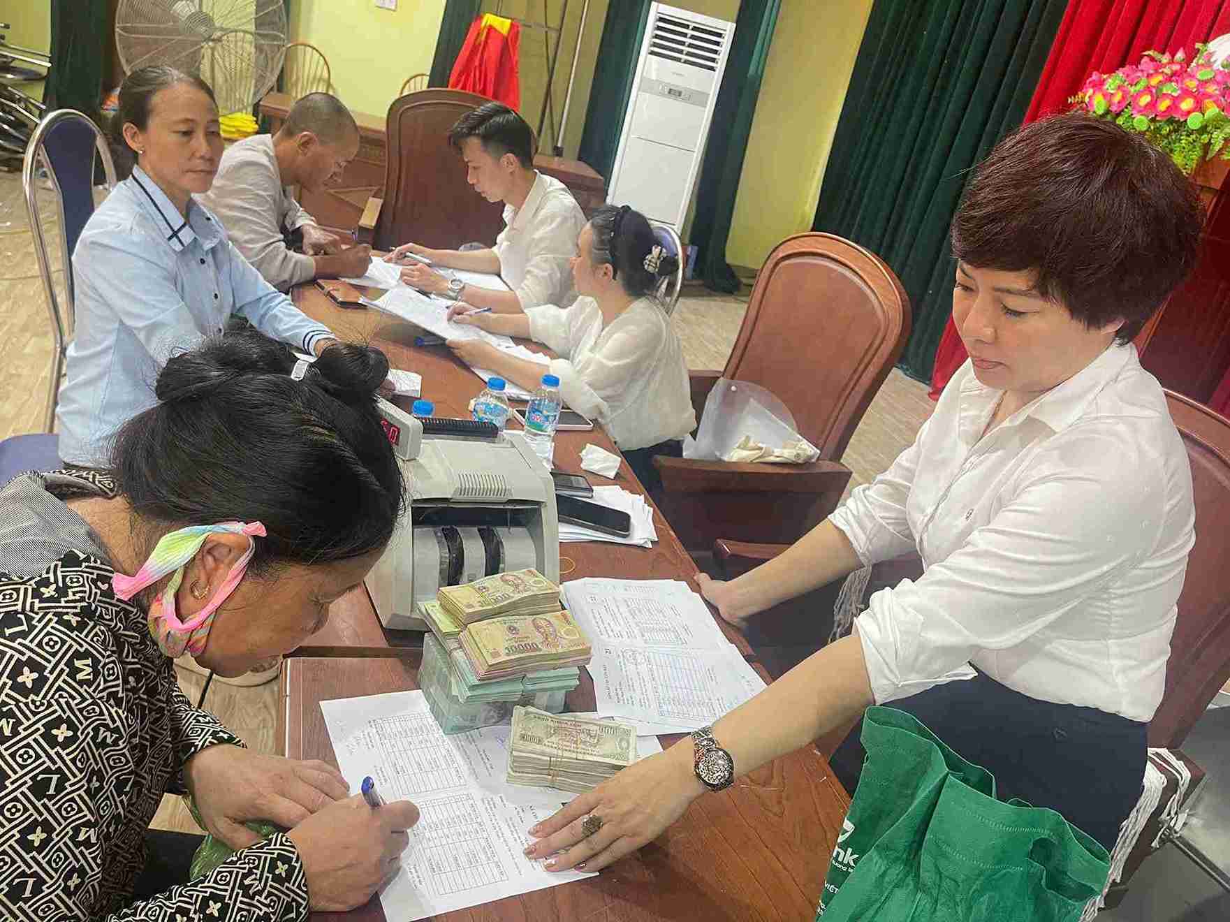 Buổi chi trả bồi thường diễn ra thuận lợi, tạo sự yên tâm và đồng thuận trong nhân dân. Ảnh: Cổng TTĐT xã Nguyễn Trãi