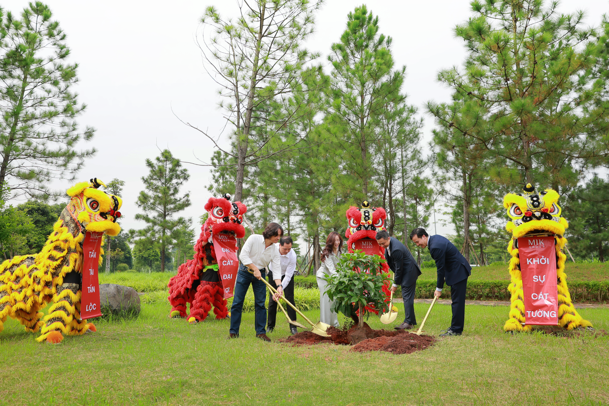 Nghi thức trồng cây đánh dấu bước khởi đầu cho hành trình kiến tạo khu đô thị Forestia Park. Ảnh: MIK Group.