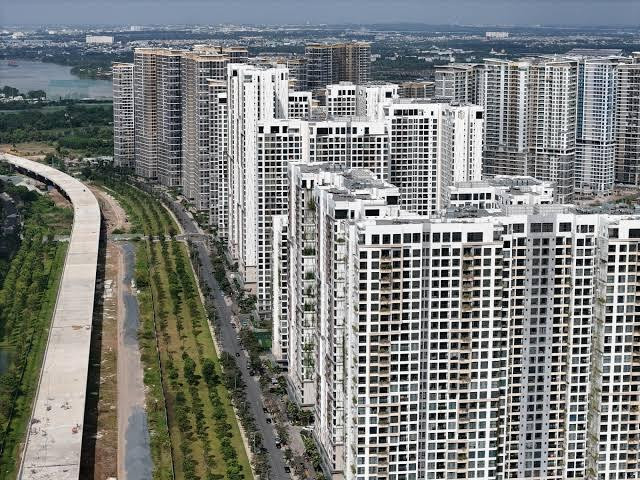 Doanh nghiệp ồ ạt bung hàng, chuyên gia Savills cảnh báo một nghịch lý đáng lo ngại ở thị trường TP.HCM