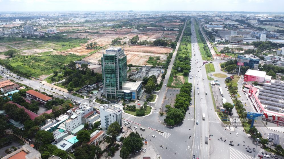 Đây là khu đất có vị trí thuận lợi nằm gần sông Đồng Nai, giáp Quốc lộ 1A, ngay ngã tư Vũng Tàu và sắp tới sẽ có tuyến metro kéo dài từ Bến Thành - Suối Tiên đến Trung tâm hành chính thành phố Đồng Nai và sân bay Long Thành. Ảnh: Hà Anh Chiến