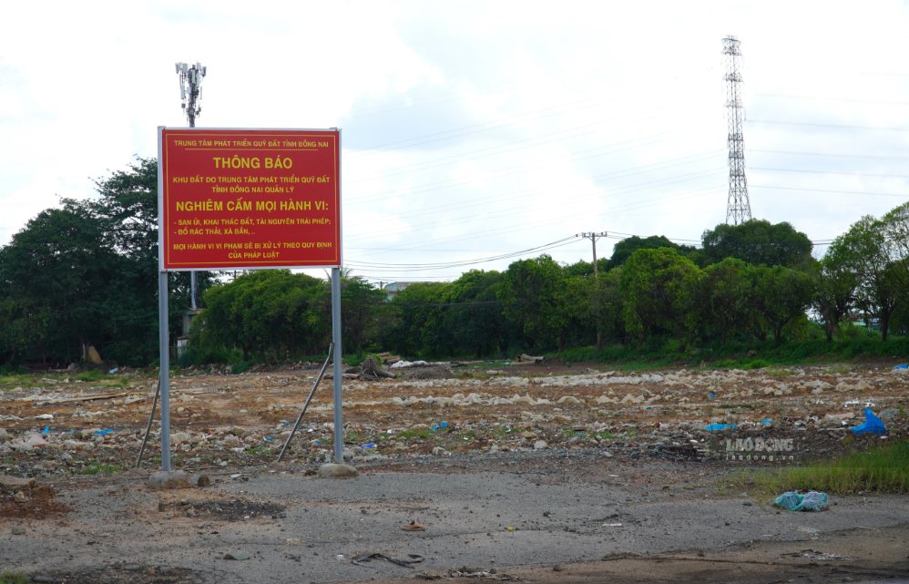 Trung tâm Phát triển quỹ đất TP Đồng Nai cắm biển cảnh báo sau khi giải phóng mặt bằng. Ảnh: Hà Anh Chiến