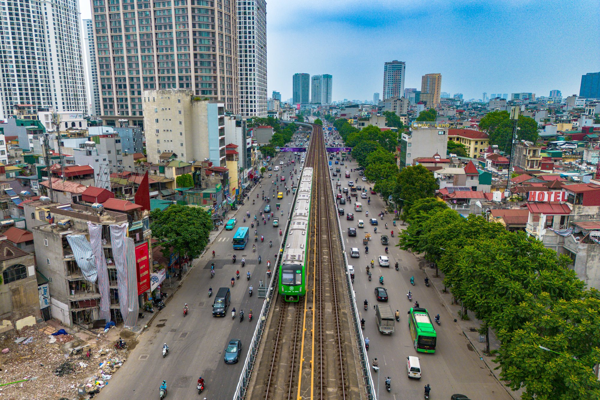 Toàn cảnh khu vực đầu và cuối tuyến đường sắt đô thị dài nhất Hà Nội: Nơi là hạt nhân thành phố phía Tây, nơi là tâm điểm nguồn cung bất động sản