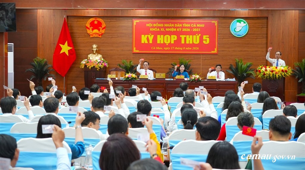 Đại biểu thống nhất thông qua các Nghị quyết - Ảnh: Cổng thông tin điện tử tỉnh Cà Mau.