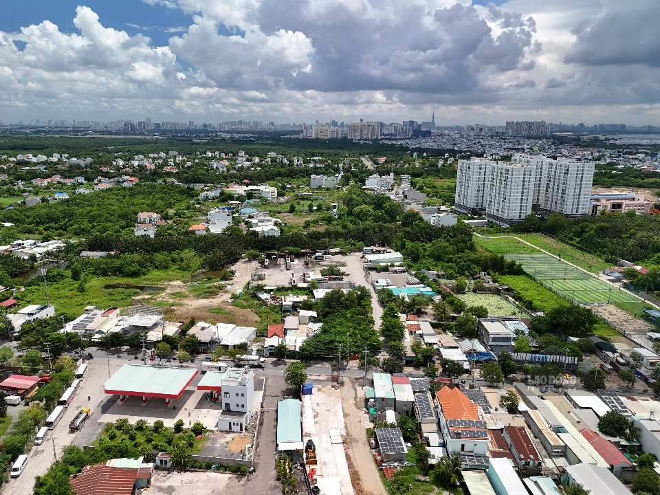 Khu vực xã Nhà Bè nơi tuyến Metro Bến Thành - Cần Giờ đi qua.  Ảnh: Anh Tú