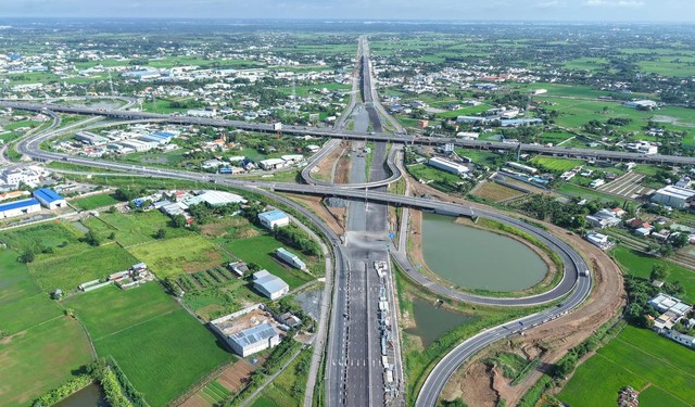 Hạ tầng khu Tây TP.HCM hoàn thiện, bất động sản nhà phố hút khách - Ảnh 1.