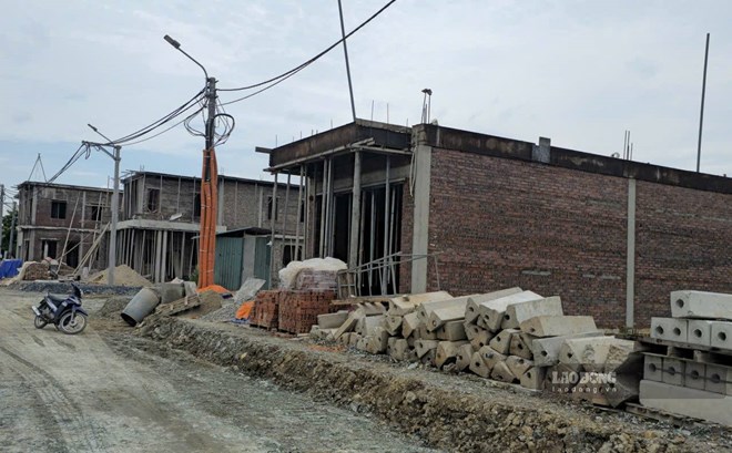 Người dân dựng nhà mới tại các khu tái định cư của dự án cao tốc Ninh Bình - Hải Phòng