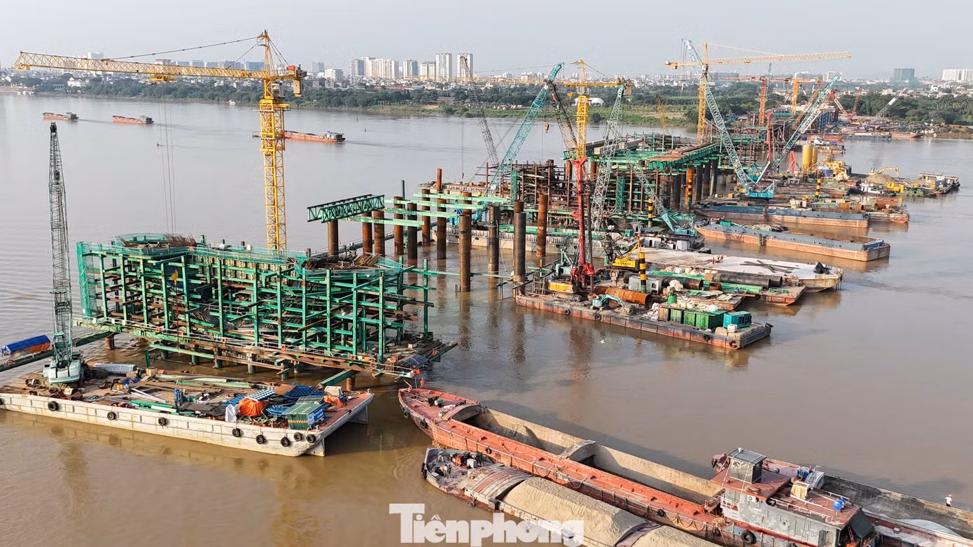 Đại công trường cầu Trần Hưng Đạo tăng tốc trước mùa mưa lũ - Ảnh 2.