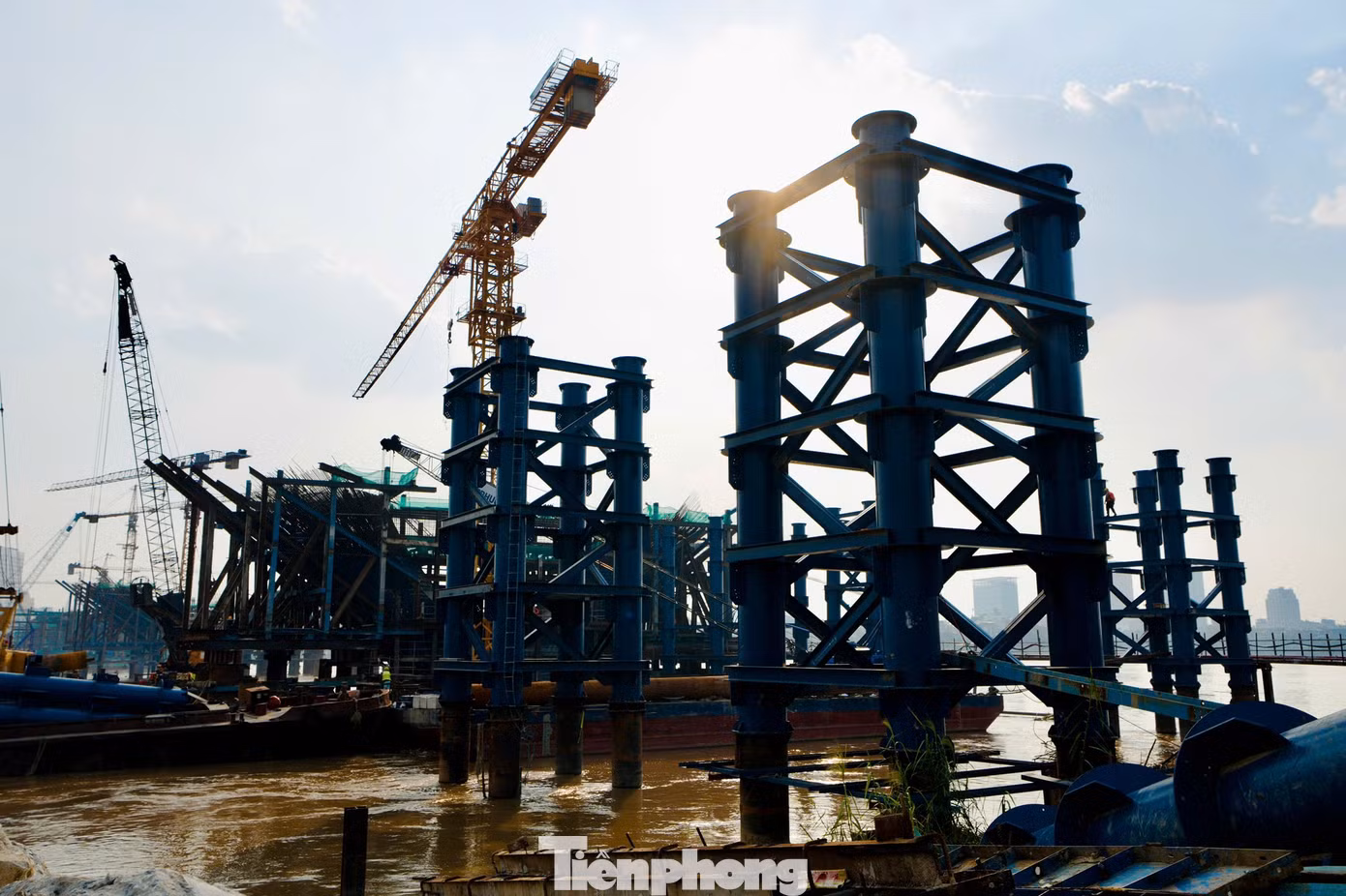 Đại công trường cầu Trần Hưng Đạo tăng tốc trước mùa mưa lũ - Ảnh 12.