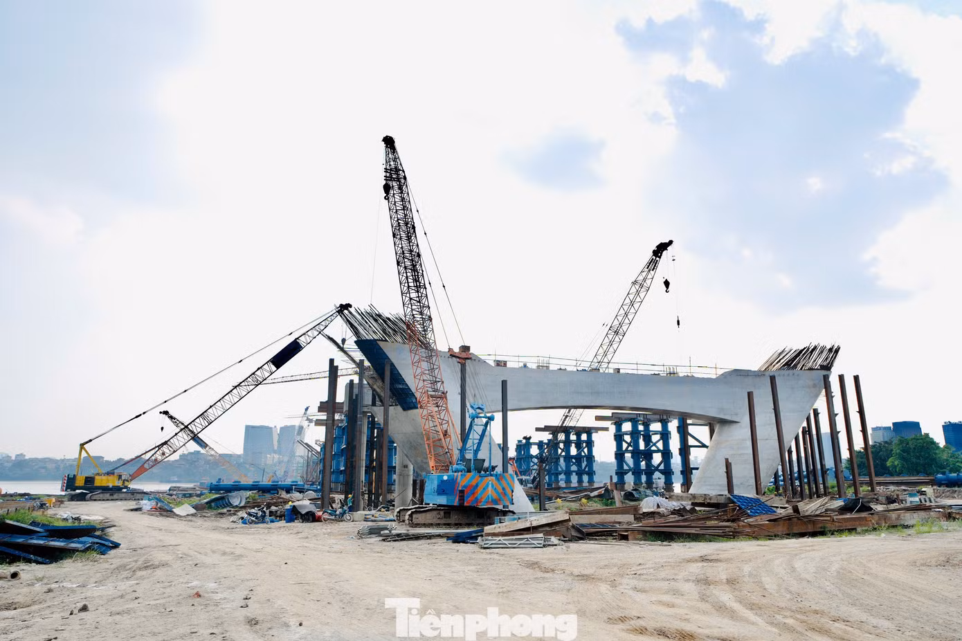 Đại công trường cầu Trần Hưng Đạo tăng tốc trước mùa mưa lũ - Ảnh 7.