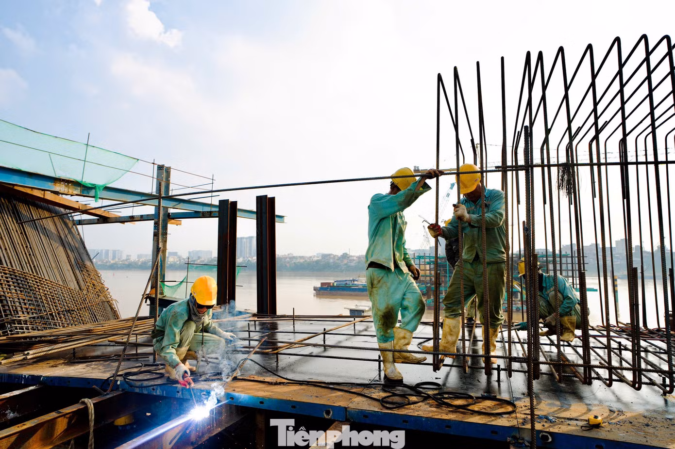 Đại công trường cầu Trần Hưng Đạo tăng tốc trước mùa mưa lũ - Ảnh 11.