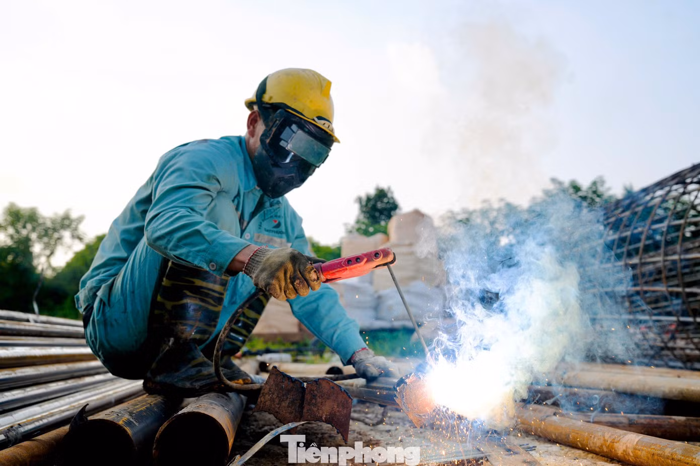 Đại công trường cầu Trần Hưng Đạo tăng tốc trước mùa mưa lũ - Ảnh 8.