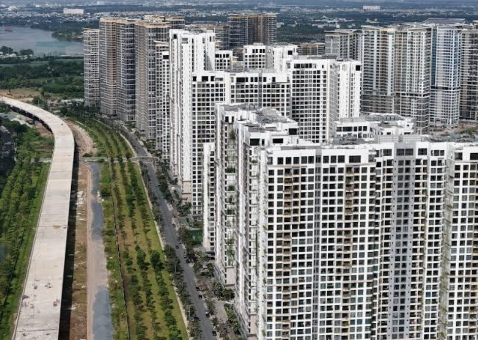 Doanh nghiệp ồ ạt bung hàng, chuyên gia Savills cảnh báo một nghịch lý đáng lo ngại ở thị trường TP.HCM