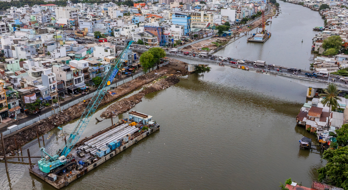 Những dãy nhà tạm sát mép nước bên bờ Bắc kênh Đôi sau nhiều năm đang dần “lột xác” với dự án cải tạo hơn 7.300 tỷ đồng, mở ra diện mạo mới và cơ hội tăng sức hút cho khu ven kênh phía Nam TP.HCM.