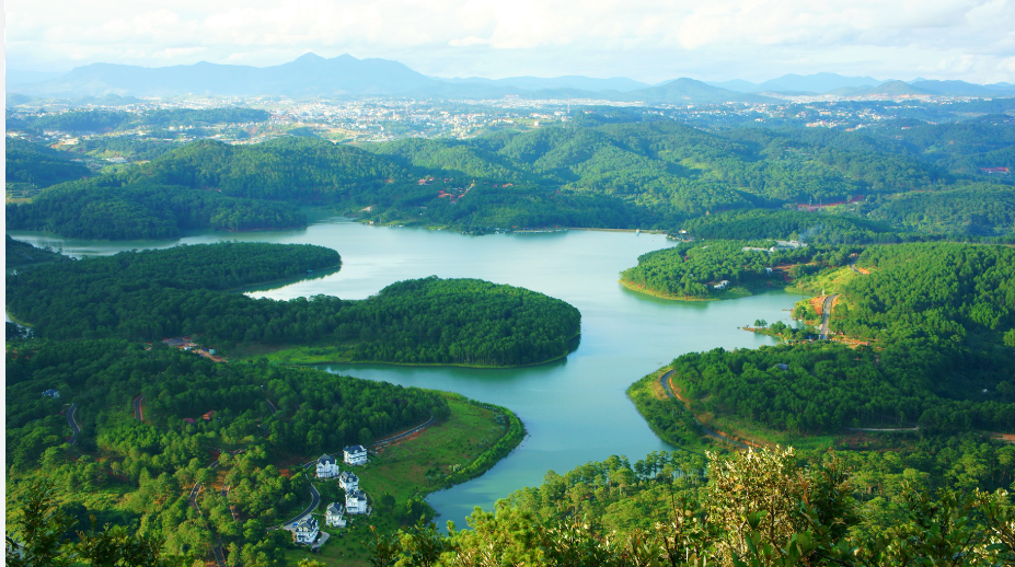 Nằm cách Đà Lạt 6km, Khu du lịch tiêu biểu châu Á - Thái Bình Dương này đang được hoàn thiện quy hoạch, dự báo đón gần 5 triệu khách/năm