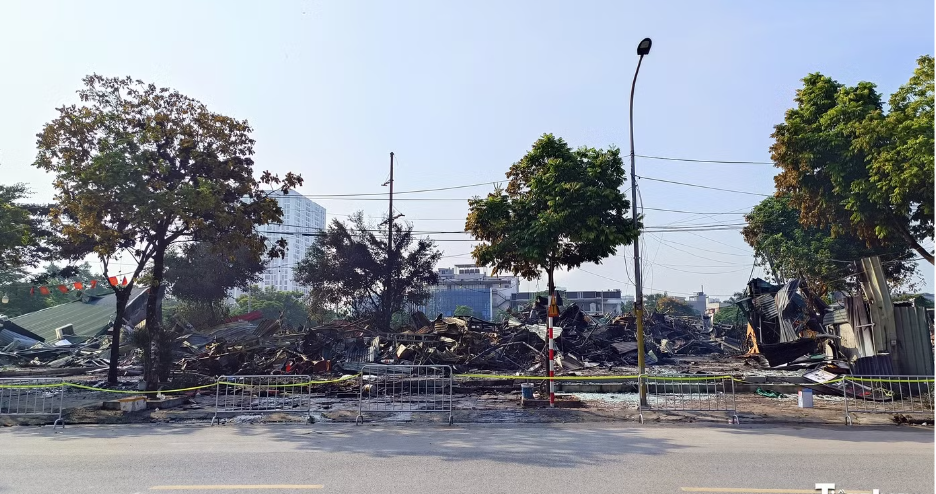 Hiện trường tan hoang sau vụ cháy dãy nhà hàng, kho xưởng ở Hà Nội