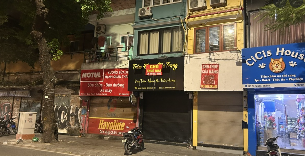 Nhiều chủ cửa hàng mặt phố đang thu hẹp mặt bằng kinh doanh