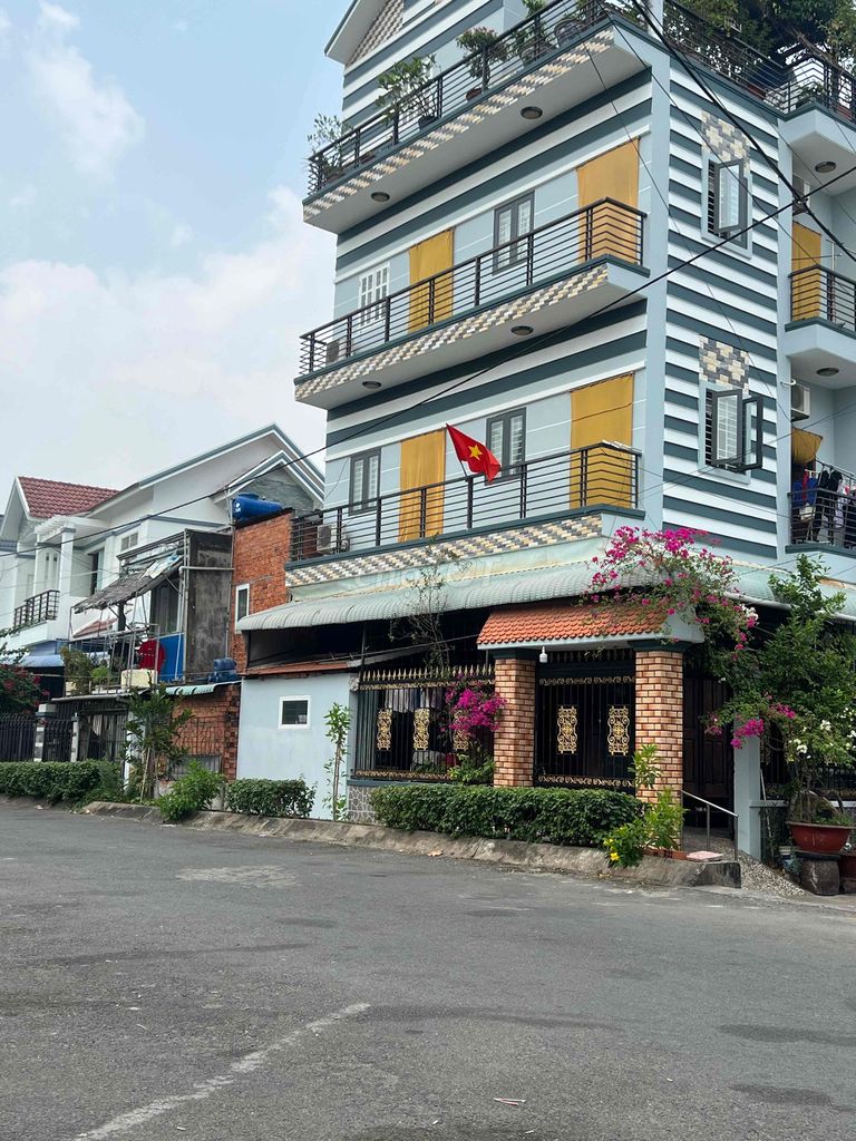 gia đình cần bán nhà mặt công viên hồ nước thị trấn cần giuộc