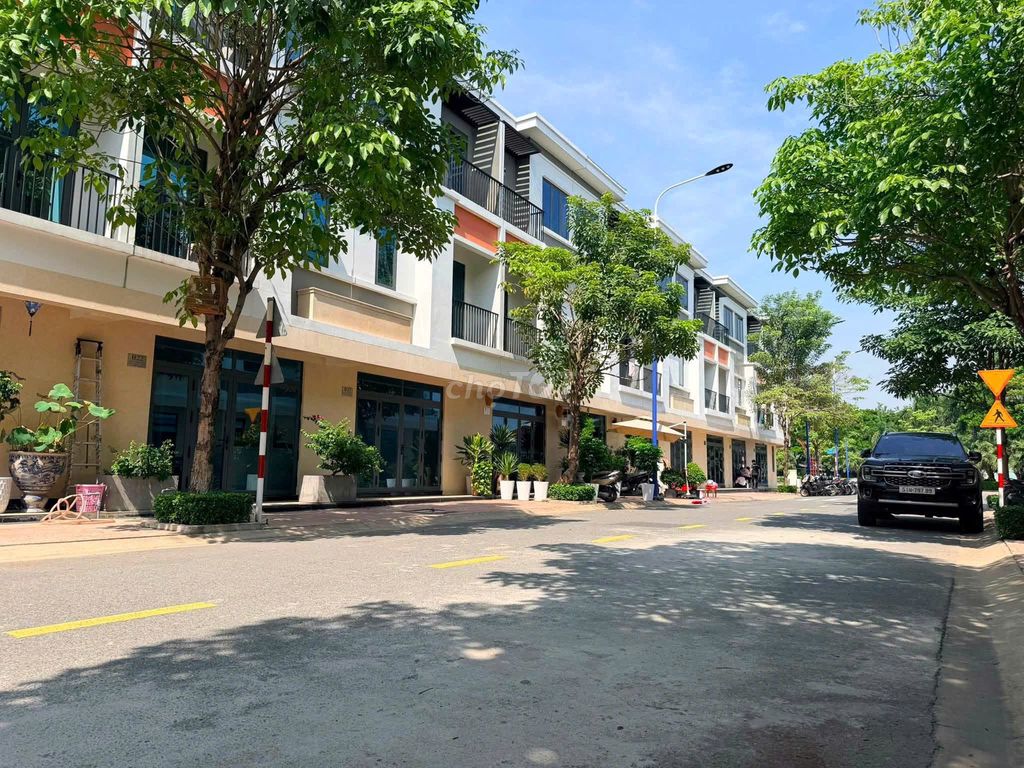 Giá Sốc 2,84 Tỷ- Ngộp NH 2 Tỷ-Nhà Phố 1T+2L - P.Bình Chuẩn, Bình Dương
