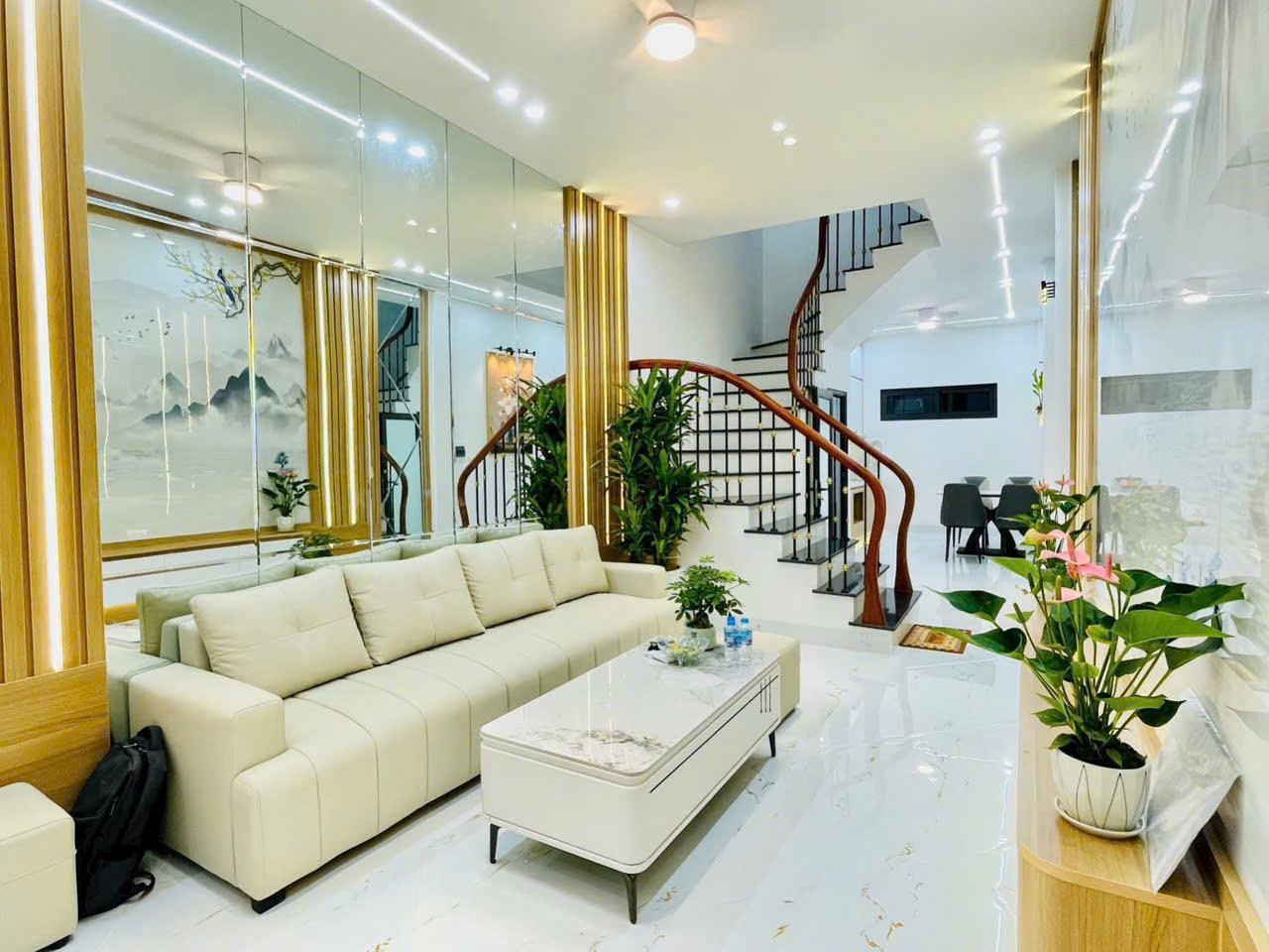 Nhà thanh xuân-vf3 đỗ cửa- vài bước ta vành đai 2.5 -nhà 2 mặt ngõ - tặng hết nội thất- nhiều phòng